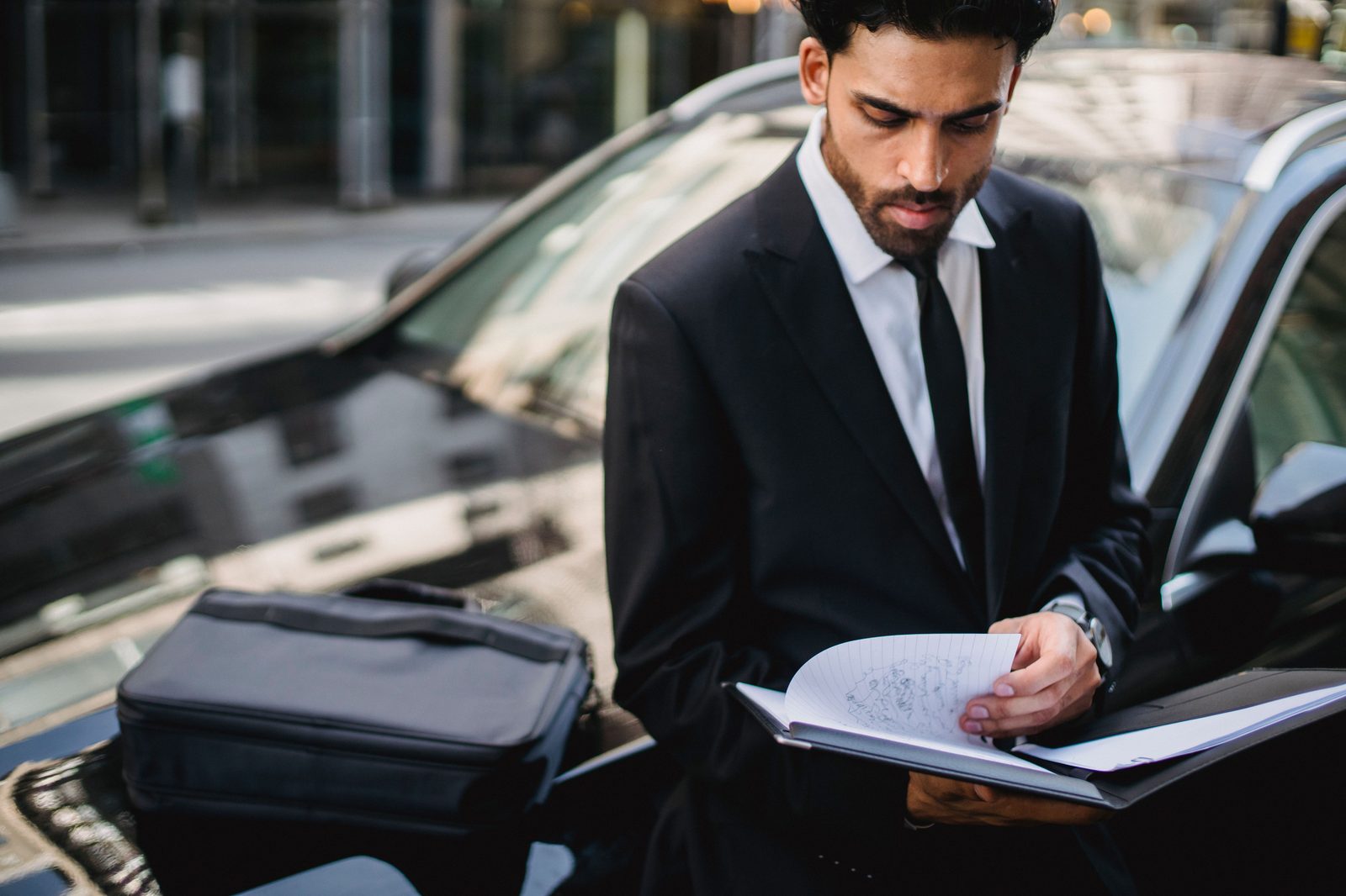 Consultant Smart Auto Lease pregătind dosarul de finanțare al unui client