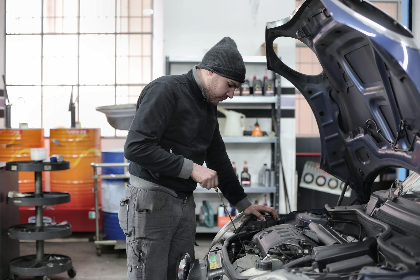 Mecanic din echipa Smart Auto Lease lucrând la un motor