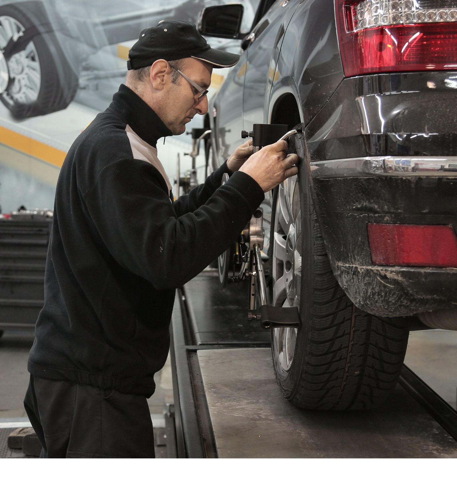 Tehnician Smart Auto Lease verificând caroseria unei mașini rulate